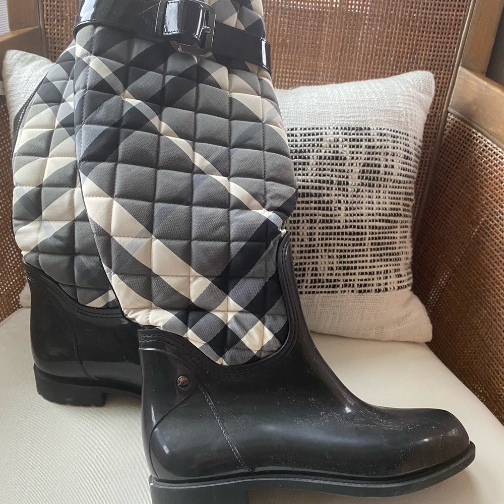 Burberry winter boots - Picture 2 of 3